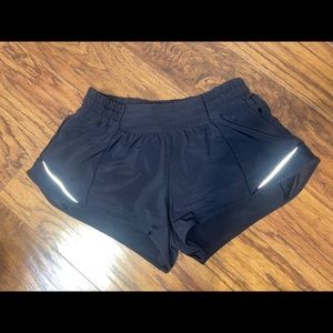 Size 6 2.5” Lululemon Hotty Hot shorts